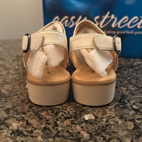 Easy street white Alba Flex ankle strap sandal NIB 9W - Picture 6 of 11